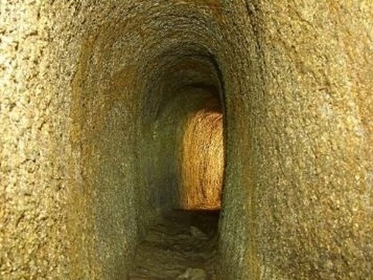 Ein Tunnel durchzieht die robuste Steinwand.